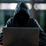 डेटिंग ऐप पर महिलाओं को हनीट्रैप में फंसाने वाले साइबर अपराधी की गिरफ्तारी के बाद लैपटॉप और सबूतों के साथ पुलिस इन्वेस्टिगेशन का प्रतीकात्मक दृश्य