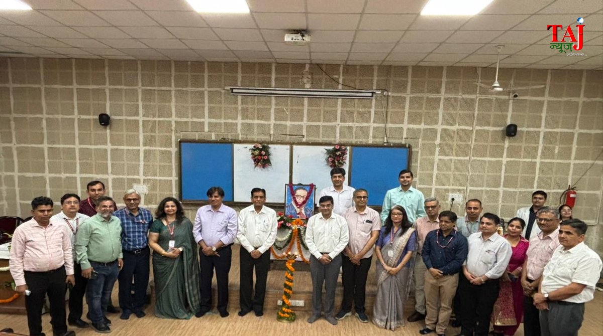 आगरा के एस.एन. मेडिकल कॉलेज में डॉ. भीमराव अंबेडकर जयंती समारोह के दौरान दीप प्रज्वलन और माल्यार्पण करते चिकित्सक