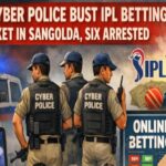 गोवा के सांगोल्डा में साइबर क्राइम पुलिस द्वारा छापेमारी के दौरान आईपीएल सट्टेबाजों से जब्त किए गए लैपटॉप, मोबाइल फोन और भारी मात्रा में एटीएम कार्ड्स