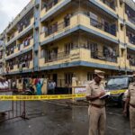 बेंगलुरु में एक बहुमंजिला इमारत के बाहर जांच करती पुलिस टीम