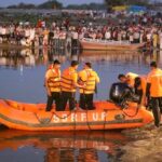 वृंदावन में यमुना नदी के तट पर नाव हादसे के बाद बचाव कार्य में लगी टीम और सुरक्षित बची महिला की प्रतीकात्मक तस्वीर