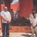 वृद्धाश्रम में बुजुर्ग की मौत के बाद बेटों के इनकार करने पर 'संस्कार मानव सेवा समिति' के सदस्यों द्वारा सम्मानपूर्वक अंतिम संस्कार करते हुए