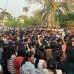 गोरखपुर के एमएमएमयूटी महिला छात्रावास में पुरुष प्रोफेसर के घुसने के विरोध में गेट पर प्रदर्शन करतीं आक्रोशित छात्राएं