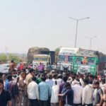 आगरा-ग्वालियर हाईवे पर ट्रक और साइकिल की टक्कर के बाद पुलिस की मौजूदगी और लगा हुआ जाम