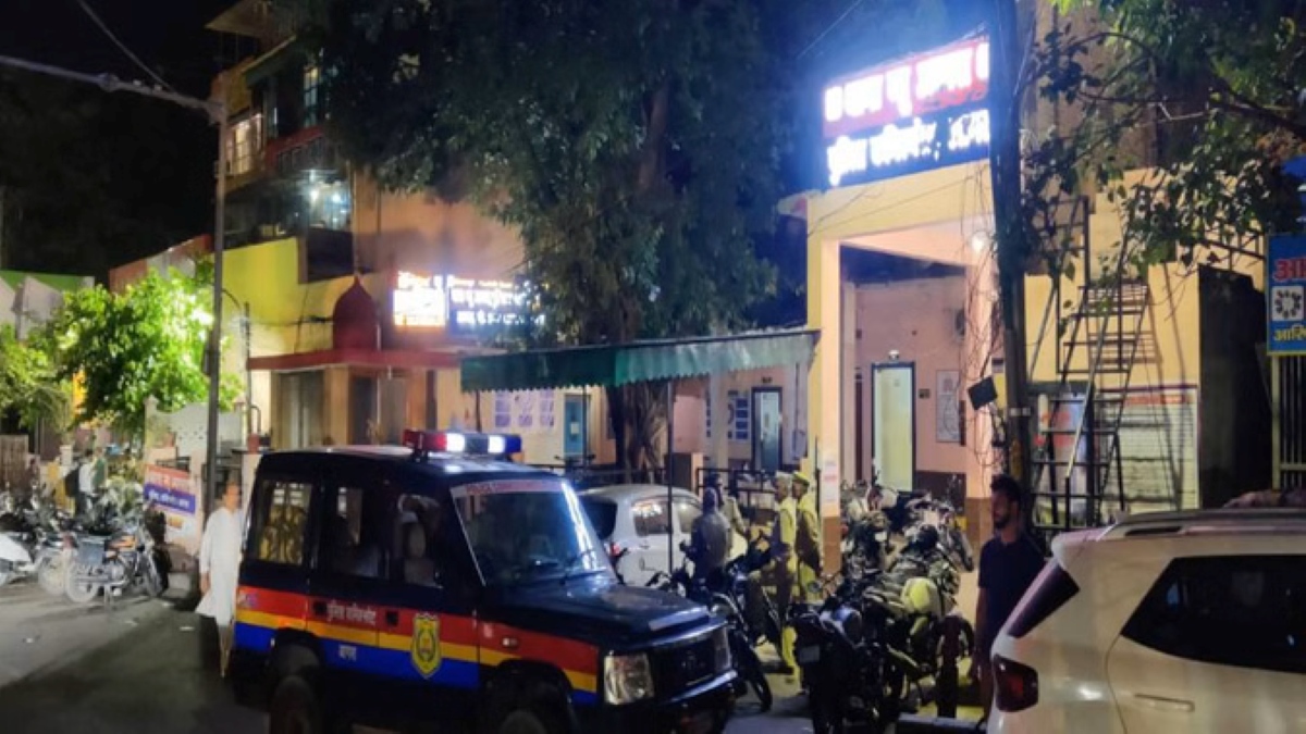 आगरा थाने में कटा पेड़