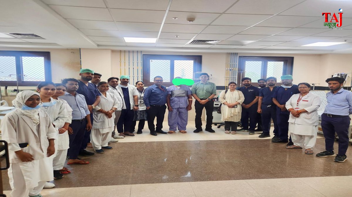 आगरा के एसएन मेडिकल कॉलेज में सफल बीटिंग हार्ट बायपास सर्जरी करने वाले डॉ. सुशील सिंघल और उनकी विशेषज्ञ सर्जिकल टीम
