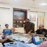 आगरा डीपीएस कांड में जिलाधिकारी और पुलिस कमिश्नर से मिलते पीड़ित छात्र के पिता और पापा संस्था के सदस्य