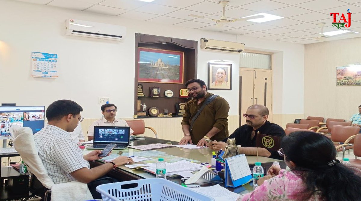 आगरा डीपीएस कांड में जिलाधिकारी और पुलिस कमिश्नर से मिलते पीड़ित छात्र के पिता और पापा संस्था के सदस्य