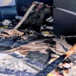 आगरा के दयालबाग स्थित पुष्पांजलि हाइट्स के फ्लैट में लगी भीषण आग के बाद जला हुआ कबाड़ और सामान