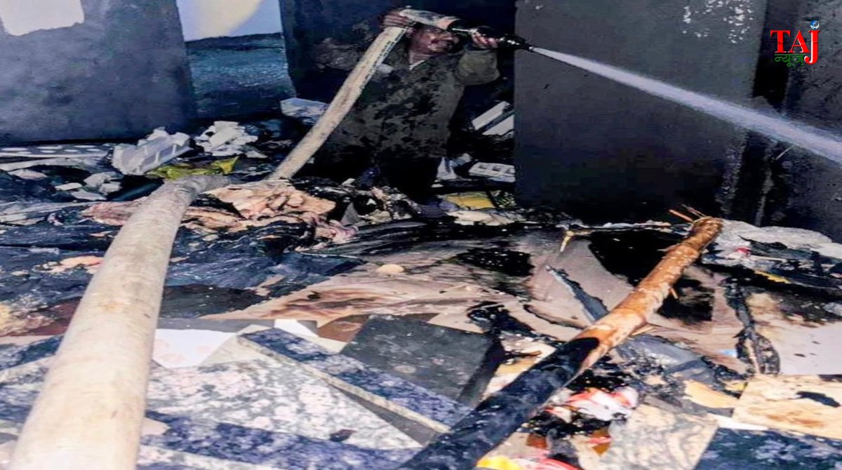 आगरा के दयालबाग स्थित पुष्पांजलि हाइट्स के फ्लैट में लगी भीषण आग के बाद जला हुआ कबाड़ और सामान