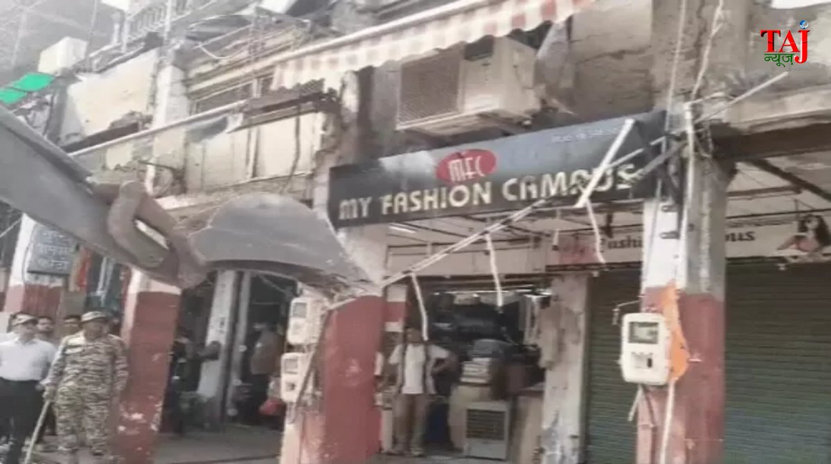 आगरा के राजामंडी बाजार में नगर निगम द्वारा चलाए जा रहे अतिक्रमण हटाओ अभियान का दृश्य