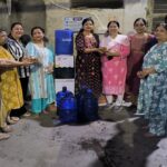 आगरा के पारस पर्ल्स अपार्टमेंट में शीतल जल मशीन के उद्घाटन के अवसर पर उपस्थित महिलाएं
