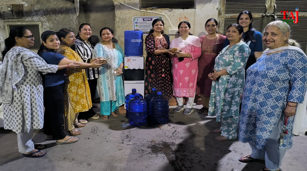 आगरा के पारस पर्ल्स अपार्टमेंट में शीतल जल मशीन के उद्घाटन के अवसर पर उपस्थित महिलाएं