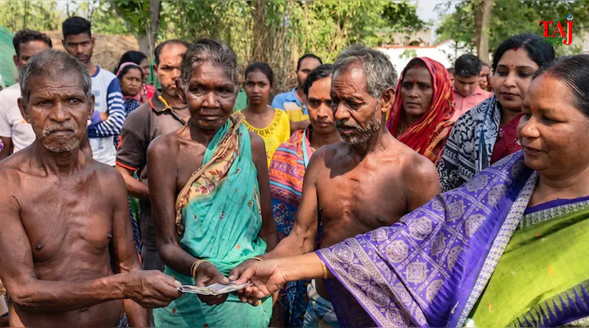 ओडिशा के क्योंझर में कंकाल लेकर बैंक पहुंचने वाले जीतू मुंडा को पैसे सौंपते अधिकारी