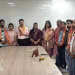 आगरा के जीजी हॉस्पिटल में विश्व नृत्य दिवस के अवसर पर वरिष्ठ कोरियोग्राफर्स को सम्मानित करते हुए अतिथि