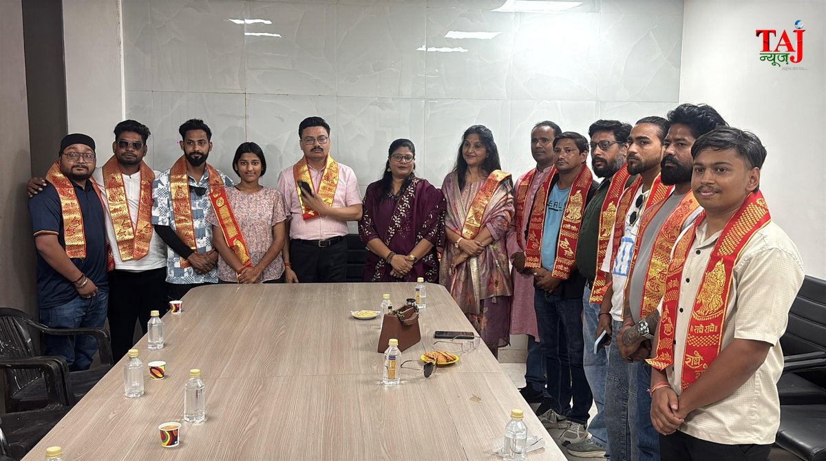 आगरा के जीजी हॉस्पिटल में विश्व नृत्य दिवस के अवसर पर वरिष्ठ कोरियोग्राफर्स को सम्मानित करते हुए अतिथि