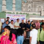 आगरा कैंट रेलवे स्टेशन पर रोटरी क्लब और रेलवे अधिकारियों द्वारा यात्रियों को ठंडा पानी पिलाने का दृश्य