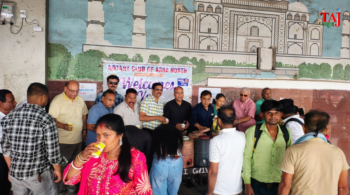 आगरा कैंट रेलवे स्टेशन पर रोटरी क्लब और रेलवे अधिकारियों द्वारा यात्रियों को ठंडा पानी पिलाने का दृश्य