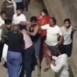 आगरा: महिला अधिवक्ता के घर घुसे दबंग, लाठी-डंडों से पीटा आगरा के शमशाबाद में महिला अधिवक्ता के घर में घुसकर लाठी-डंडों से मारपीट करते दबंगों का वायरल वीडियो दृश्य