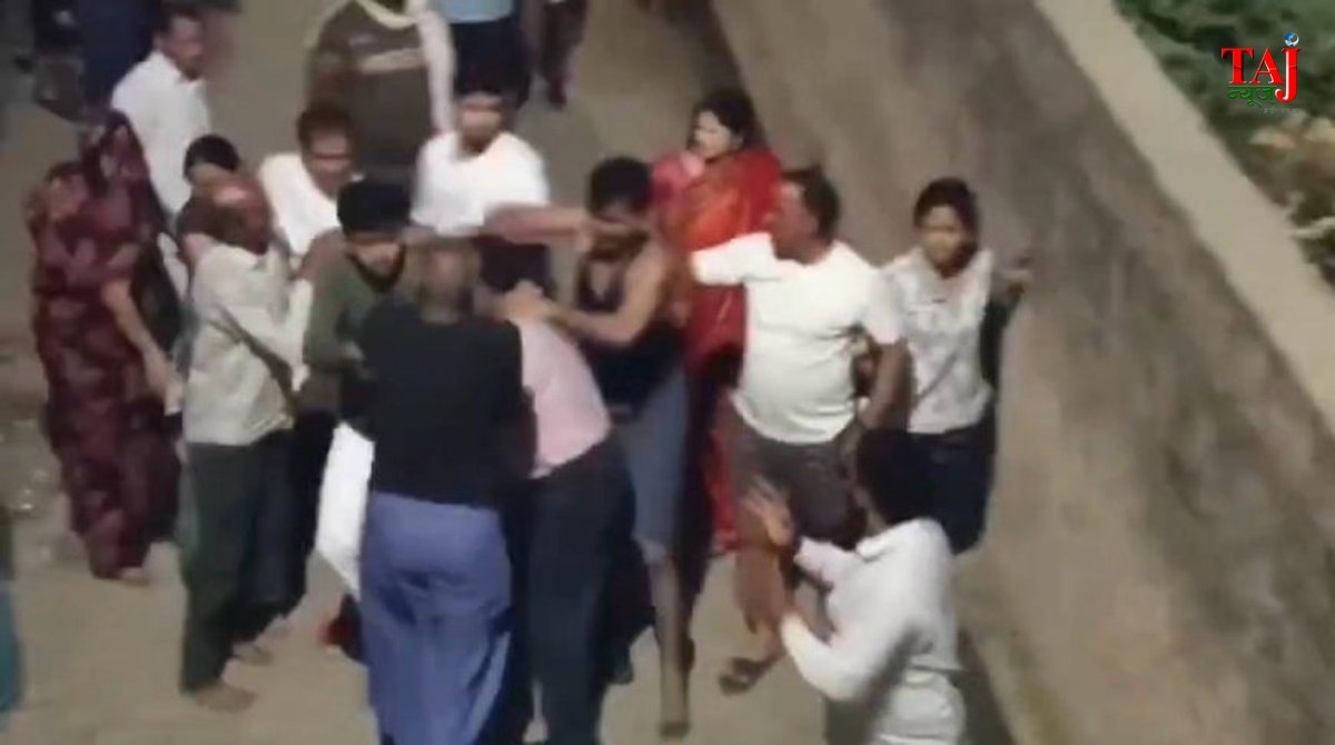 आगरा के शमशाबाद में महिला अधिवक्ता के घर में घुसकर लाठी-डंडों से मारपीट करते दबंगों का वायरल वीडियो दृश्य