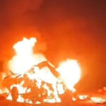 मिर्जापुर की ड्रमंडगंज घाटी में ब्रेक फेल ट्रेलर और कार की भिड़ंत के बाद लगी भयानक आग और राहत कार्य का प्रतीकात्मक दृश्य