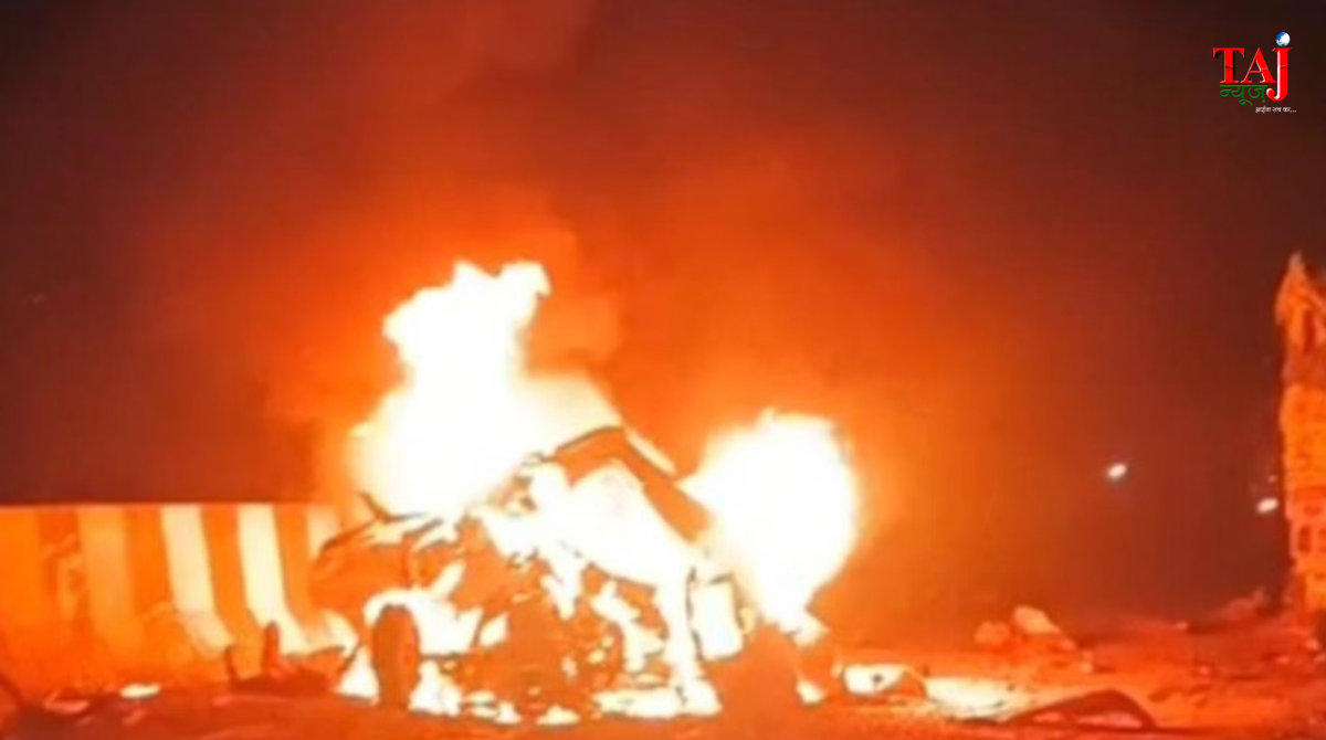 मिर्जापुर की ड्रमंडगंज घाटी में ब्रेक फेल ट्रेलर और कार की भिड़ंत के बाद लगी भयानक आग और राहत कार्य का प्रतीकात्मक दृश्य