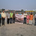 पृथ्वी दिवस के अवसर पर आगरा में यमुना किनारे रिवर कनेक्ट अभियान के स्वयंसेवक शपथ लेते हुए