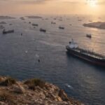 होर्मुज जलडमरूमध्य में दो भारतीय व्यापारिक जहाजों पर ईरानी गनबोट द्वारा की गई अचानक गोलीबारी और बढ़ते भू-राजनीतिक तनाव का प्रतीकात्मक दृश्य