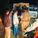 मिर्जापुर-सोनभद्र मार्ग पर रात के समय बेकाबू कोयला लदे ट्रक और बाइक के बीच हुए दर्दनाक हादसे का प्रतीकात्मक दृश्य और पुलिस की कार्रवाई