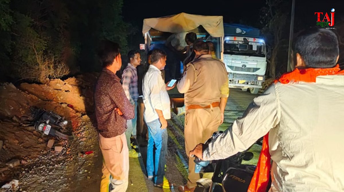 मिर्जापुर-सोनभद्र मार्ग पर रात के समय बेकाबू कोयला लदे ट्रक और बाइक के बीच हुए दर्दनाक हादसे का प्रतीकात्मक दृश्य और पुलिस की कार्रवाई