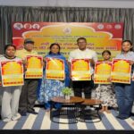 आगरा में सीता तत्व परिसंवाद और रामायण शक्ति तत्व उत्सव के आयोजन की पूर्व संध्या पर पोस्टर का विमोचन करते हुए आयोजक और शिक्षाविद