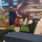 आगरा में लीजेंड्स क्लब के वार्षिक मिलन समारोह में हॉल ऑफ फेम सम्मान प्राप्त करते मीडिया और विज्ञापन जगत के दिग्गज