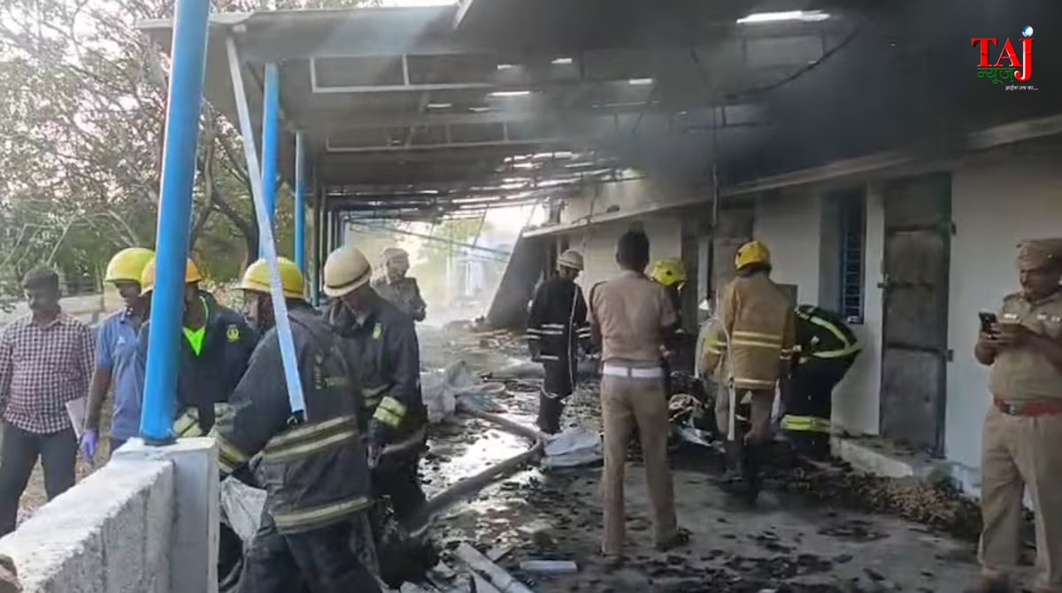 तमिलनाडु के विरुधुनगर की पटाखा फैक्ट्री में हुए भीषण विस्फोट के बाद राहत और बचाव कार्य में जुटी टीमें और मलबे का हृदयविदारक दृश्य