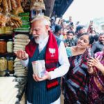 पश्चिम बंगाल के झाड़ग्राम में सुरक्षा प्रोटोकॉल तोड़कर सड़क किनारे आम जनता और बच्चों के साथ झालमुड़ी का स्वाद लेते प्रधानमंत्री नरेंद्र मोदी