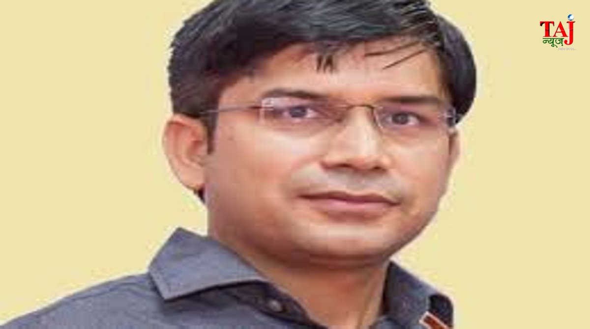 उत्तर प्रदेश शासन द्वारा जारी आईएएस अफसरों की तबादला सूची, जिसमें मनीष बंसल को आगरा का नया डीएम नियुक्त किया गया है