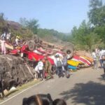 जम्मू-कश्मीर के उधमपुर जिले में 150 फीट गहरी खाई में गिरी यात्री बस और मलबे के बीच चलाए जा रहे राहत और बचाव कार्य का हृदयविदारक दृश्य