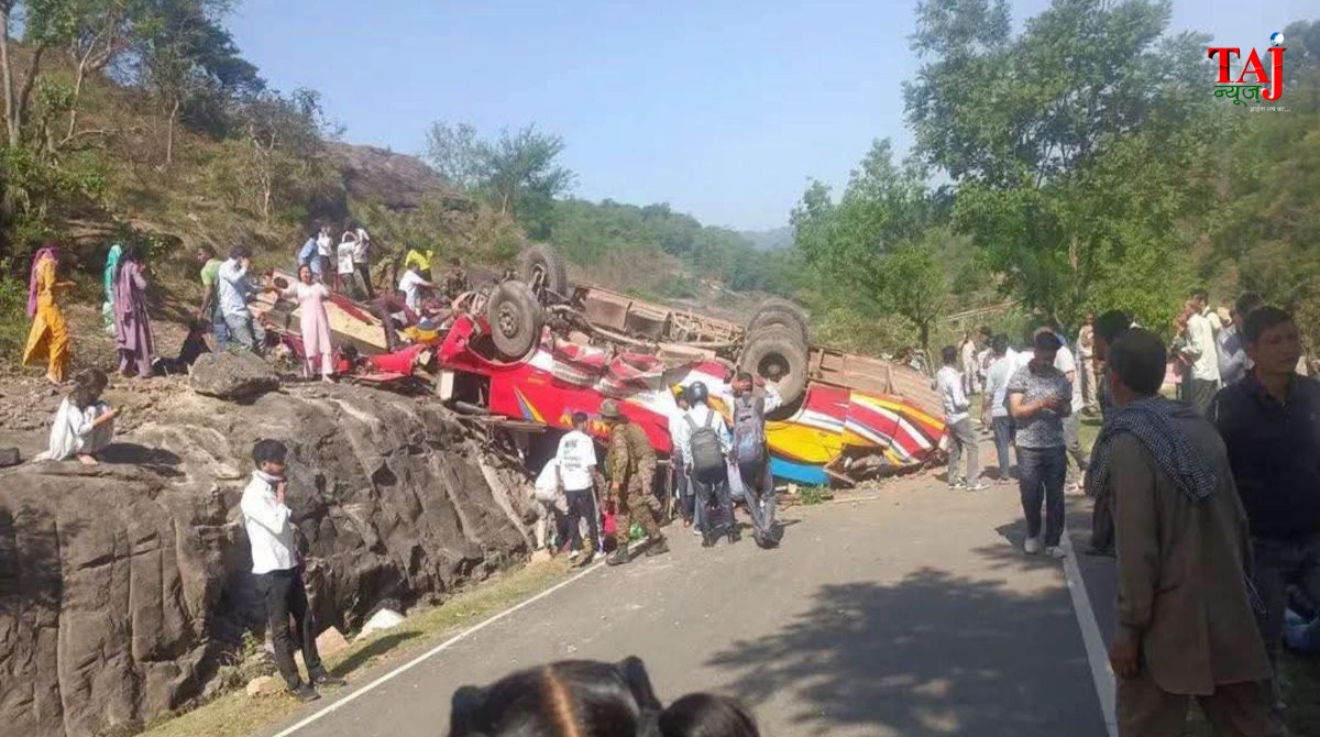 जम्मू-कश्मीर के उधमपुर जिले में 150 फीट गहरी खाई में गिरी यात्री बस और मलबे के बीच चलाए जा रहे राहत और बचाव कार्य का हृदयविदारक दृश्य