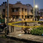 पुणे शहर में सड़क किनारे अज्ञात युवक का गला रेता हुआ शव मिलने के बाद घटनास्थल की जांच करती पुलिस और फोरेंसिक टीम का प्रतीकात्मक दृश्य