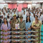 आगरा के एसएन मेडिकल कॉलेज में मिशन शक्ति अभियान के तहत आयोजित सांस्कृतिक कार्यक्रम में भाग लेते हुए प्रधानाचार्य डॉ. प्रशांत गुप्ता, महिला चिकित्सक और पुलिस अधिकारी