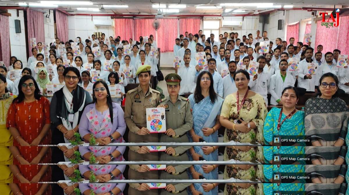 आगरा के एसएन मेडिकल कॉलेज में मिशन शक्ति अभियान के तहत आयोजित सांस्कृतिक कार्यक्रम में भाग लेते हुए प्रधानाचार्य डॉ. प्रशांत गुप्ता, महिला चिकित्सक और पुलिस अधिकारी