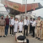 आगरा रेल मंडल के अधिकारियों और आरपीएफ द्वारा रेलवे स्टेशन पर चलाए जा रहे सघन टिकट चेकिंग अभियान का प्रतीकात्मक दृश्य