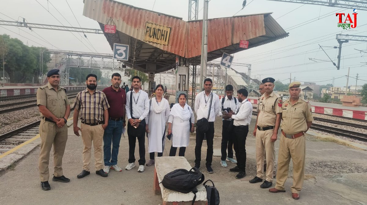 आगरा रेल मंडल के अधिकारियों और आरपीएफ द्वारा रेलवे स्टेशन पर चलाए जा रहे सघन टिकट चेकिंग अभियान का प्रतीकात्मक दृश्य