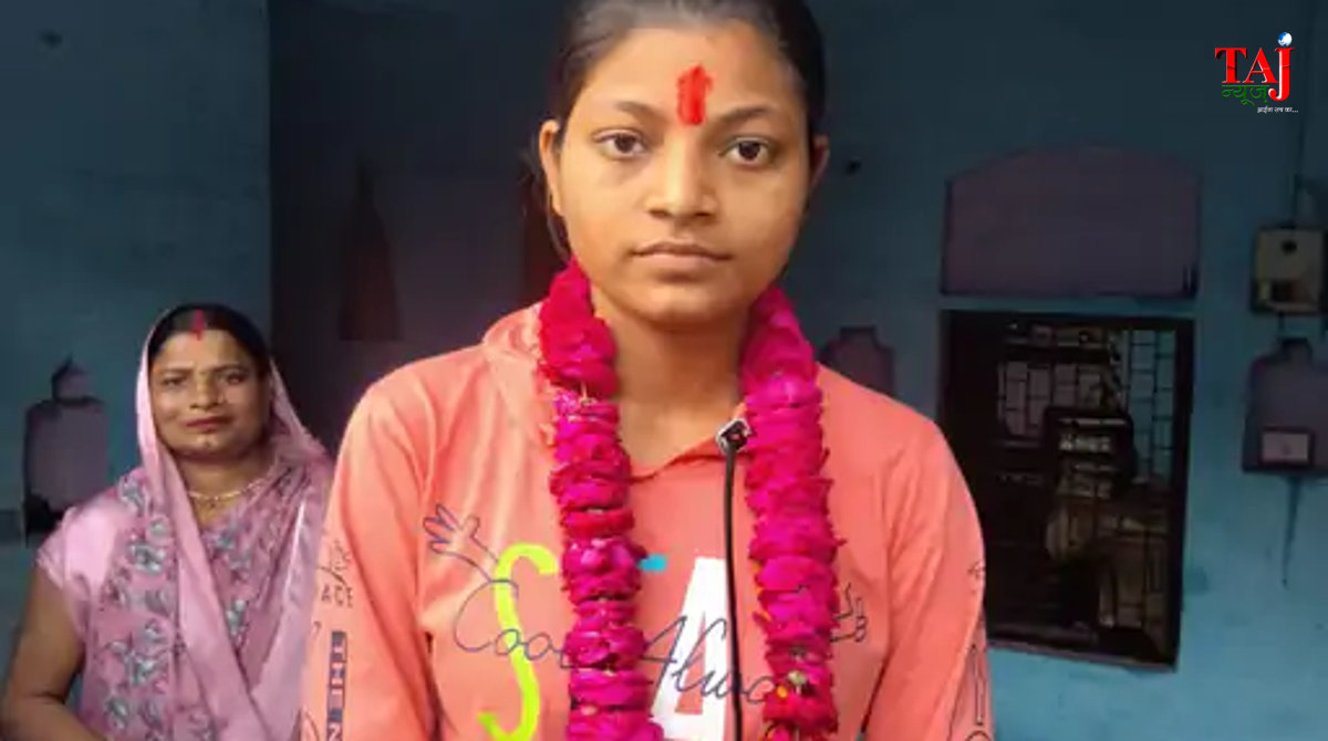 यूपी बोर्ड इंटरमीडिएट 2026 में आगरा जिले की टॉपर काजल कुमारी और उनके परिवार की खुशी का दृश्य