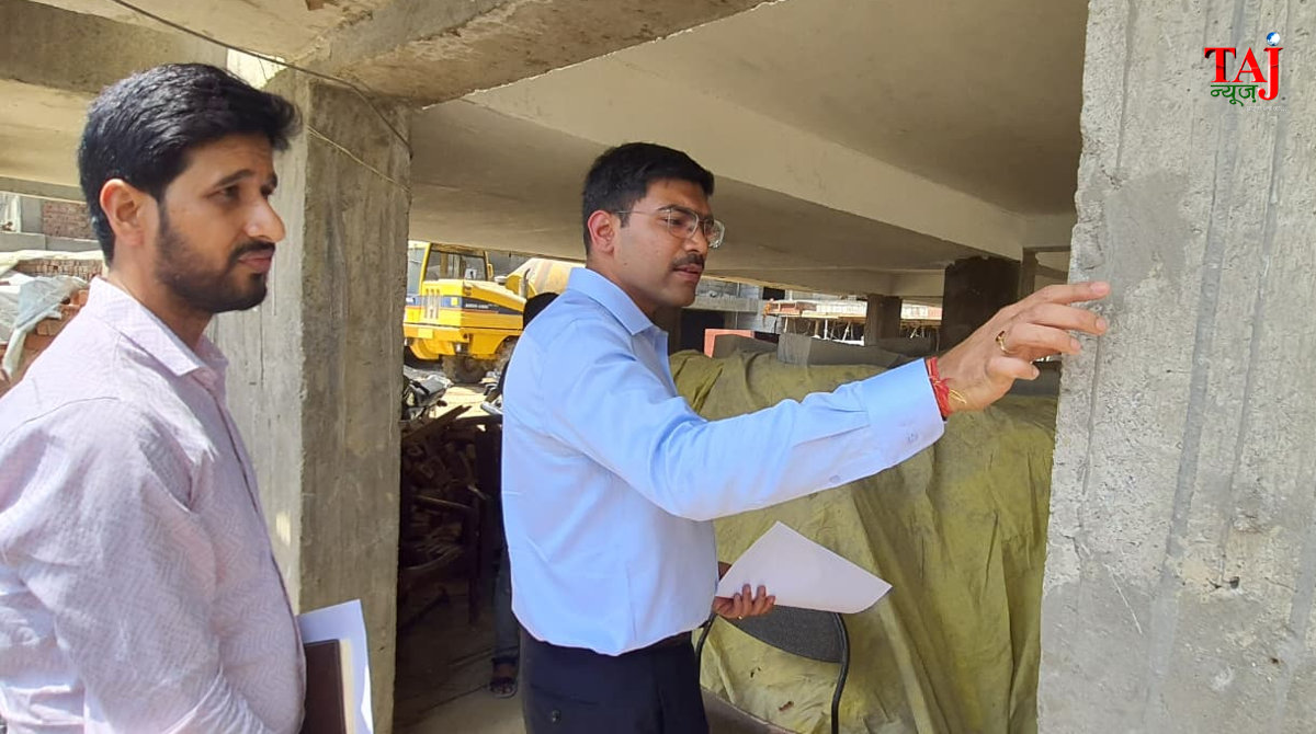 आगरा के एसएन मेडिकल कॉलेज में निर्माणाधीन लेडी लॉयल अस्पताल और हॉस्टल का निरीक्षण करते हुए डीएम मनीष बंसल