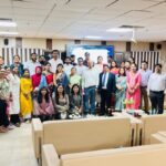 आगरा के एसएनएमसी में तीव्र दर्द प्रबंधन कार्यशाला का दीप प्रज्वलन कर शुभारंभ करते हुए डॉक्टर