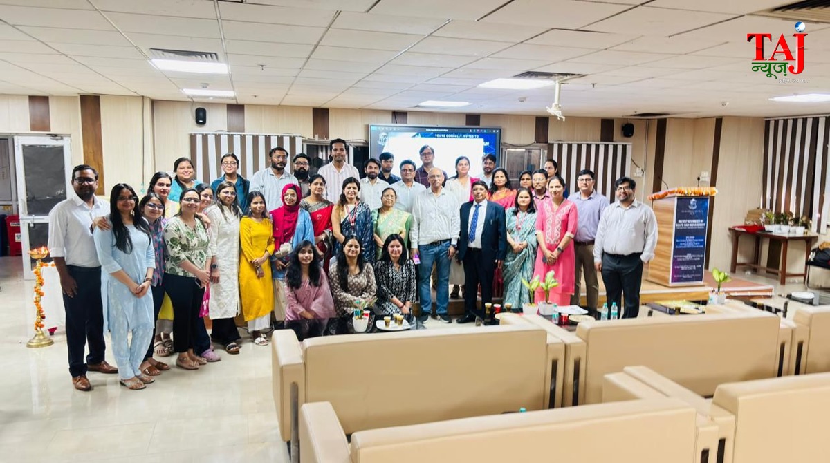 आगरा के एसएनएमसी में तीव्र दर्द प्रबंधन कार्यशाला का दीप प्रज्वलन कर शुभारंभ करते हुए डॉक्टर