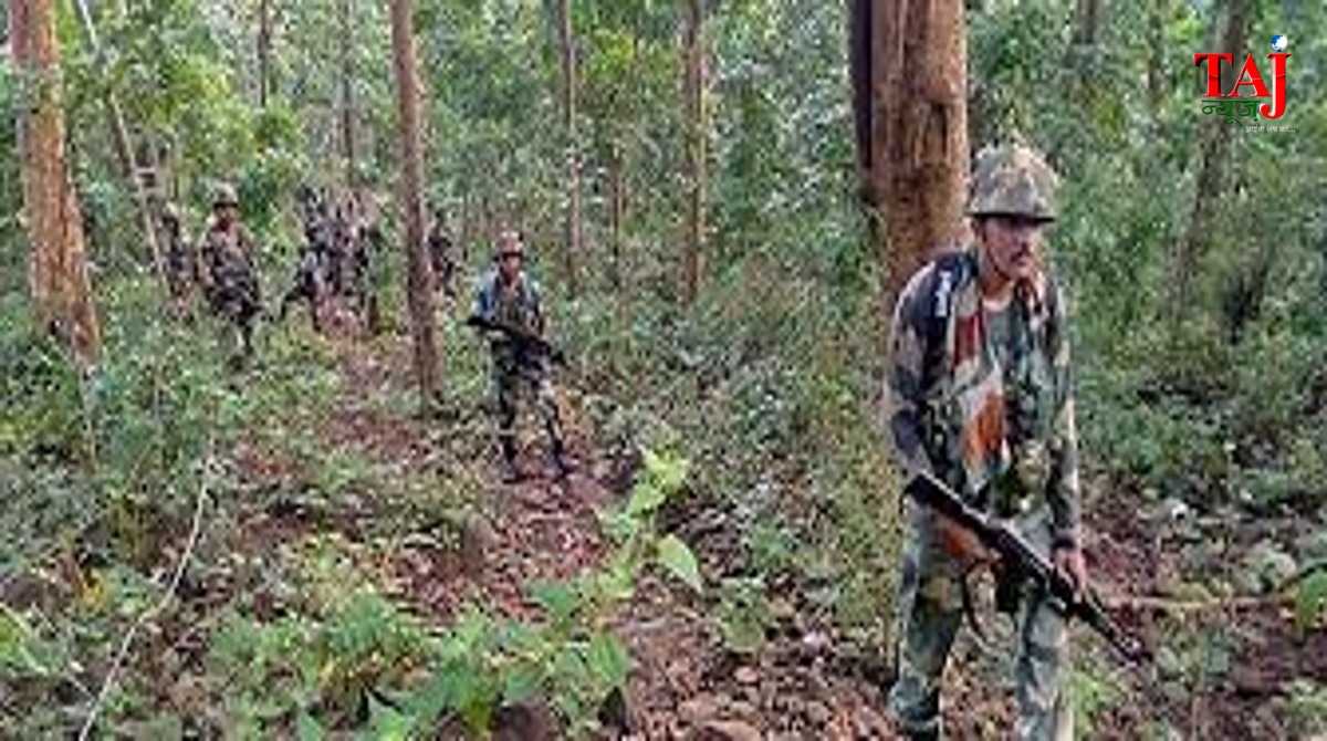 कांकेर के जंगलों में नक्सली मुठभेड़ के दौरान सर्च ऑपरेशन चलाते सुरक्षाबल