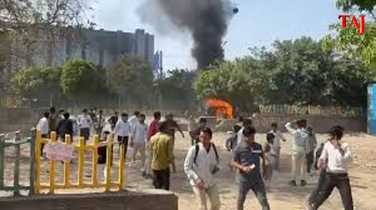 नोएडा में वेतन वृद्धि की मांग को लेकर श्रमिकों का हिंसक प्रदर्शन और वाहनों में आगजनी