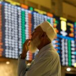 पाकिस्तान स्टॉक एक्सचेंज क्रैश, निराश निवेशक और लाल निशान वाला शेयर बाजार बोर्ड