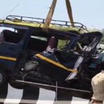 महाराष्ट्र के कल्याण में रायता पुल के पास डंपर और इको कार की जोरदार टक्कर के बाद का दर्दनाक दृश्य